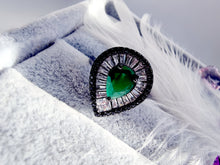 Indlæs billede til gallerivisning Unikum! Stor smuk facetslebet smaragd ring med glitrende sten!