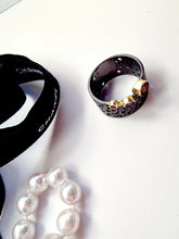 Indlæs billede til gallerivisning Unikum! Smuk håndlavet ring med facetslebet sten!