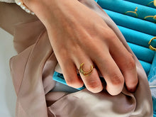 Indlæs billede til gallerivisning Måneformet minimalistisk ring. Sterling sølv/guldbelagt