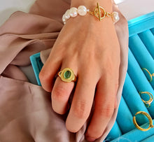 Indlæs billede til gallerivisning Minimalistisk "statement" ring m/grøn sten. Sterling sølv/guldbelagt
