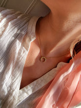 Indlæs billede til gallerivisning Smuk halvmåne m/sten. Sterling sølv/guldbelagt