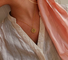 Indlæs billede til gallerivisning Aztekisk inspireret medaljon. Sterling sølv/guldbelagt.