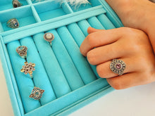 Indlæs billede til gallerivisning Unikum! Smuk håndlavet statement ring med facetslebet ametyst!