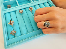 Indlæs billede til gallerivisning Smuk håndlavet dråbeformet ring med topas!