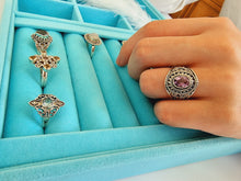 Indlæs billede til gallerivisning Unikum! Smuk statement ring med facetslebet ametyst!