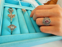Indlæs billede til gallerivisning Unikum! Smuk statement ring med facetslebet ametyst!