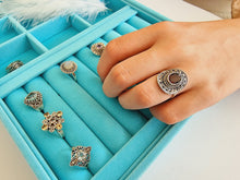 Indlæs billede til gallerivisning Smuk håndlavet bred granat ring!