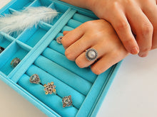 Indlæs billede til gallerivisning Smuk håndlavet smuk statement ring med cabochon slebet månesten!