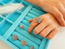 Indlæs billede til gallerivisning Unikum! Smuk håndlavet statement ring med facetslebet topaser!