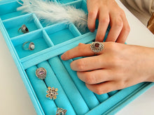 Indlæs billede til gallerivisning Smuk håndlavet statement ring med facetslebet granat!