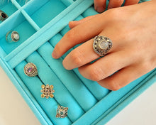 Indlæs billede til gallerivisning Smuk håndlavet statement ring med cabochon slebet månesten!