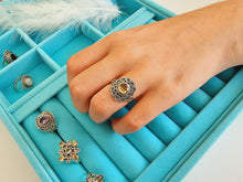 Indlæs billede til gallerivisning Smuk håndlavet statement ring med facetslebet smuk citrin!