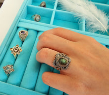 Indlæs billede til gallerivisning Smuk håndlavet statement ring med cabochon slebet laborit!