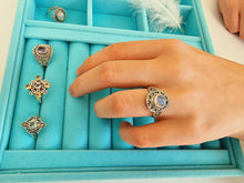 Indlæs billede til gallerivisning Smuk håndlavet statement ring med cabochon slebet månesten!
