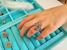 Indlæs billede til gallerivisning Unikum! Smuk håndlavet statement ring med facetslebet ametyster!