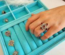 Indlæs billede til gallerivisning Smuk håndlavet statement ring med facetslebet granater!