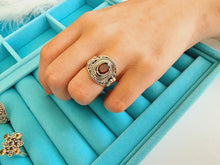 Indlæs billede til gallerivisning Smuk håndlavet statement ring med facetslebet granat!