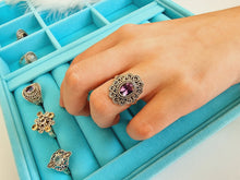 Indlæs billede til gallerivisning Unikum! Smuk håndlavet statement ring med facetslebet ametyst!