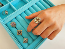 Indlæs billede til gallerivisning Smuk håndlavet statement ring med facetslebet grøn ametyst!