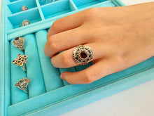 Indlæs billede til gallerivisning Smuk håndlavet statement ring med facetslebet smuk granat!