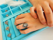 Indlæs billede til gallerivisning Smuk håndlavet statement ring med facetslebet topas!