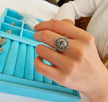 Indlæs billede til gallerivisning Smuk håndlavet statement ring med facetslebet topas!
