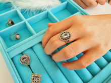 Indlæs billede til gallerivisning Smuk håndlavet statement ring med facetslebet topas!