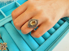 Indlæs billede til gallerivisning Smuk håndlavet statement ring med facetslebet citrin!