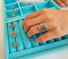 Indlæs billede til gallerivisning Smuk håndlavet statement ring med cabochon slebet laborit!