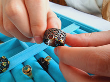 Indlæs billede til gallerivisning Unikum! Smuk håndlavet ring med facetslebet sten!