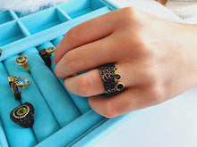 Indlæs billede til gallerivisning Unikum! Smuk håndlavet ring med facetslebet sten!