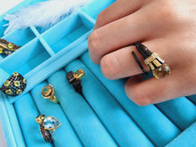 Indlæs billede til gallerivisning Unikum! smuk håndlavet ring med grøn ametyst og glitrende topaser!