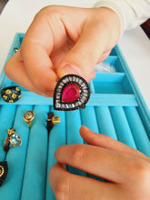 Indlæs billede til gallerivisning Unikum! Stor smuk facetslebet rubin ring med glitrende sten!
