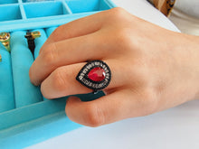 Indlæs billede til gallerivisning Unikum! Stor smuk facetslebet rubin ring med glitrende sten!