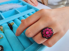 Indlæs billede til gallerivisning Unikum! Smuk ring med facetslebet rubiner og topaser!