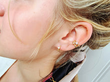 Indlæs billede til gallerivisning Bred earcuff med funklende sten. Sterling sølv/guldbelagt