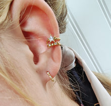 Indlæs billede til gallerivisning Bred earcuff med funklende sten. Sterling sølv/guldbelagt