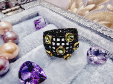 Indlæs billede til gallerivisning Bred håndlavet ring med facetslebet peridot! UNIKUM