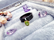 Indlæs billede til gallerivisning Unikum! Smuk håndlavet ring med facetslebet peridot!