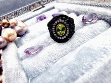 Indlæs billede til gallerivisning Bred håndlavet ring med facetslebet peridot! UNIKUM