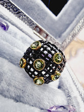 Indlæs billede til gallerivisning Bred håndlavet ring med facetslebet peridot! UNIKUM