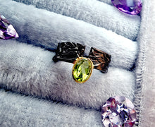 Indlæs billede til gallerivisning Unikum! Smuk håndlavet ring med facetslebet peridot!