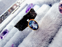 Indlæs billede til gallerivisning Smuk håndlavet ring med facetslebet blå topas!