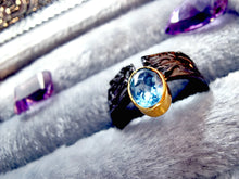 Indlæs billede til gallerivisning Smuk håndlavet ring med facetslebet blå topas!