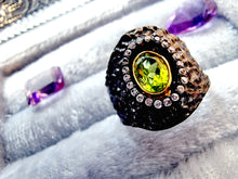 Indlæs billede til gallerivisning Bred håndlavet ring med facetslebet peridot! UNIKUM