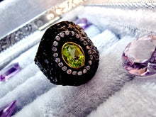 Indlæs billede til gallerivisning Bred håndlavet ring med facetslebet peridot! UNIKUM