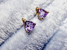 Indlæs billede til gallerivisning 10 karat guld ørestikkere trekant med ametyst & diamant
