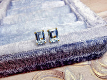 Indlæs billede til gallerivisning 10 karat guld ørestikkere, firkantede blå topas