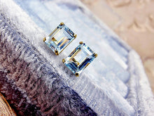 Indlæs billede til gallerivisning 10 karat guld ørestikkere, firkantede blå topas