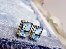 Indlæs billede til gallerivisning 10 karat guld ørestikkere, firkantede blå topas